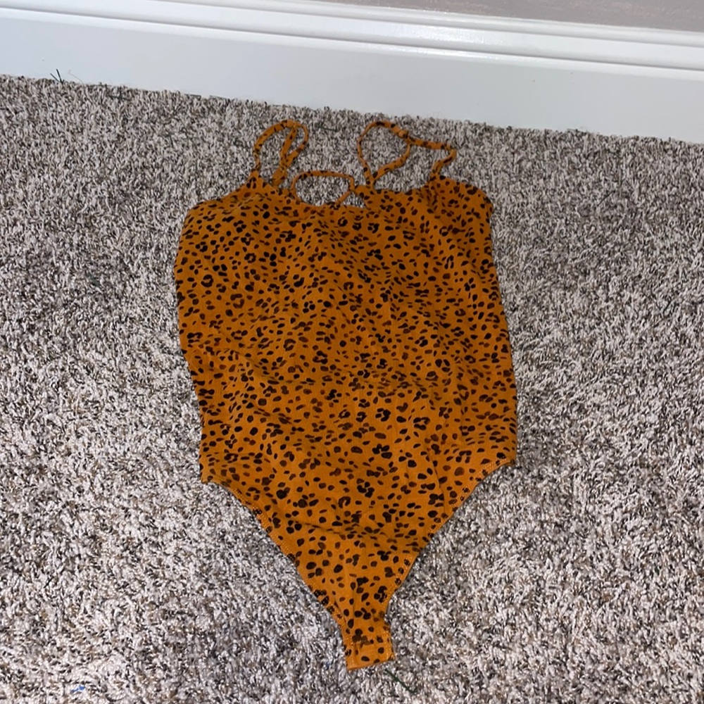 I am selling this very cute Jumpshirt. It’s black and orange. I have not worn